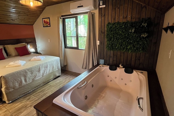Cabaña Deluxe, vistas al río | Ropa de cama de alta calidad, minibar, decoración individual