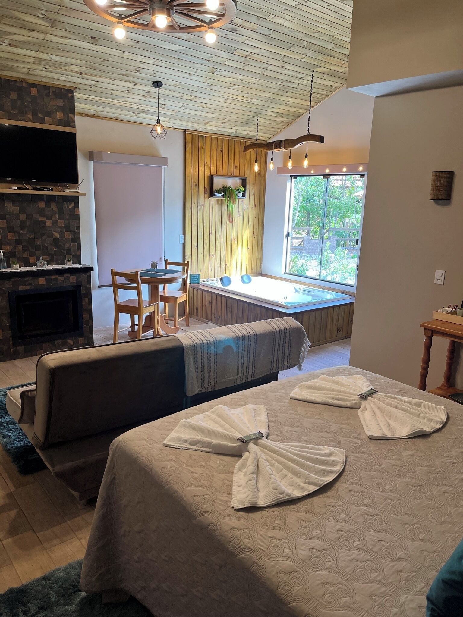 奢华小屋, 湖景 | 高档床上用品、迷你吧、特色装修、办公桌