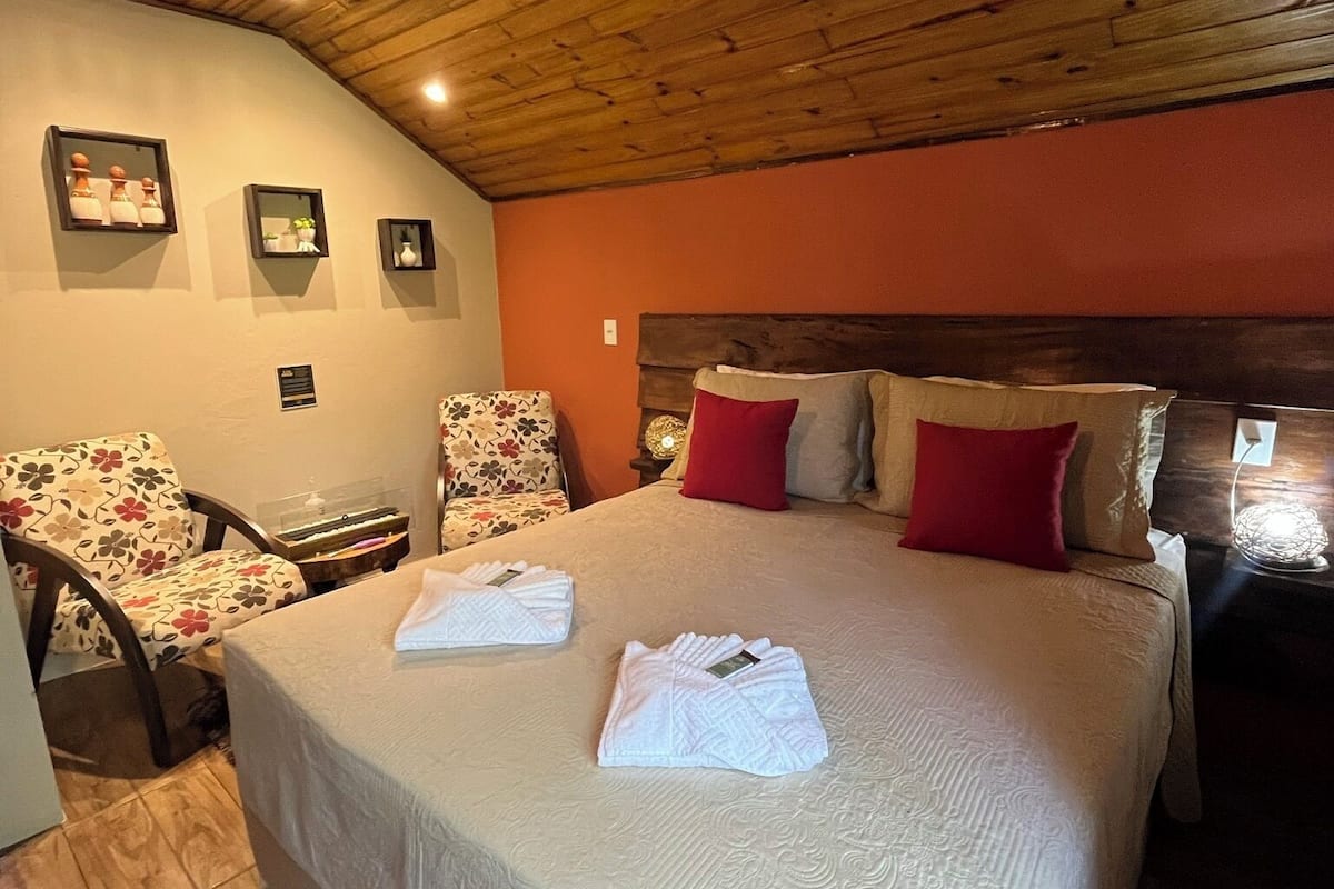 Deluxe huisje, uitzicht op rivier | Luxe beddengoed, een minibar, individueel gedecoreerd, een bureau