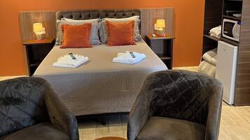 Cabana superluxo, vista para o lago | Roupas de cama premium, frigobar, individualmente decorados