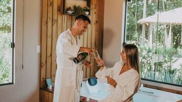 Luxe huisje, uitzicht op meer | Luxe beddengoed, een minibar, individueel gedecoreerd, een bureau