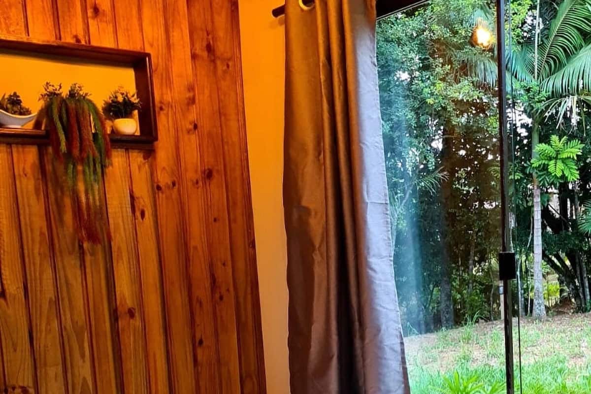 奢華小屋, 湖景 | 高級寢具、迷你吧、書桌、手提電腦工作空間