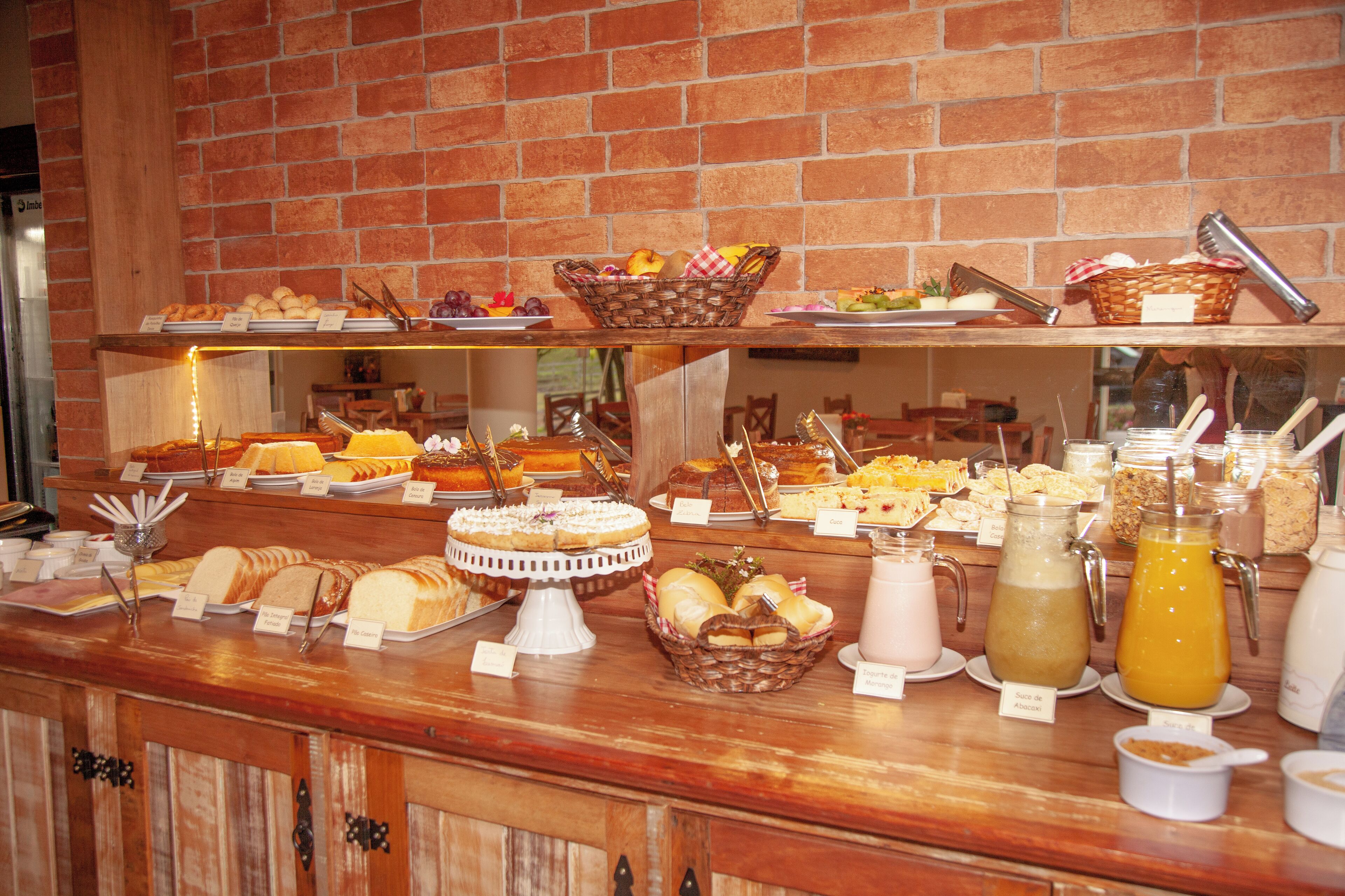 Un bufé con diversas opciones de comida y bebidas.