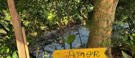 Un cartel de madera con múltiples indicaciones direccionales en un entorno natural.