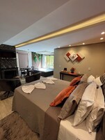 Ropa de cama de alta calidad, minibar y decoración personalizada