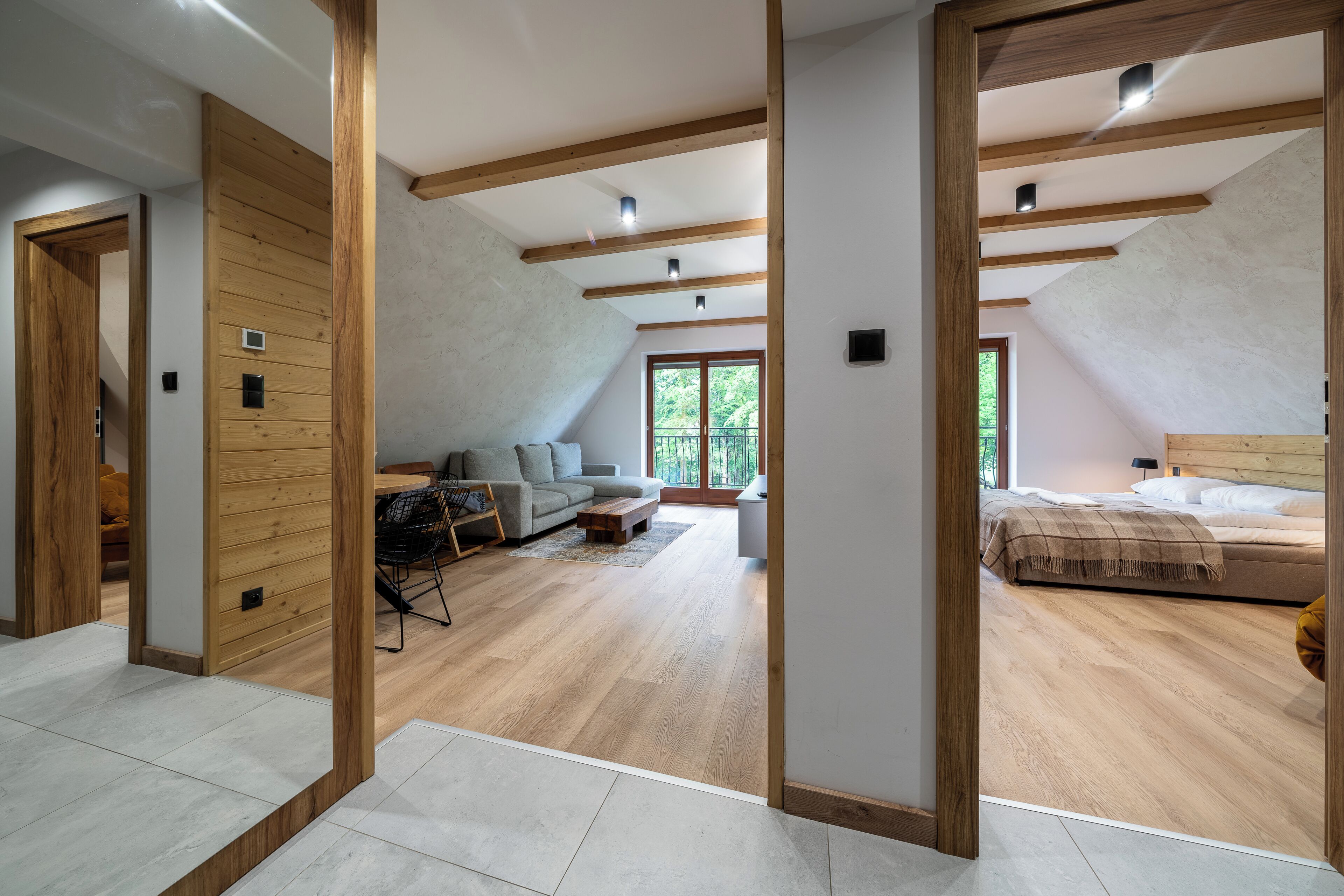 Leilighet – comfort, balkong, fjellutsikt | Oppholdsområde | Flatskjerm-TV