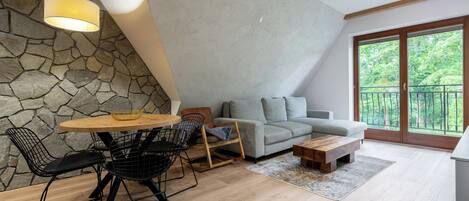 Appartamento Comfort, balcone, vista montagna | Soggiorno | TV a schermo piatto