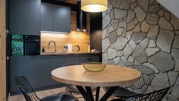 Comfort Apartment, Balcony, Mountain View | In-room dining