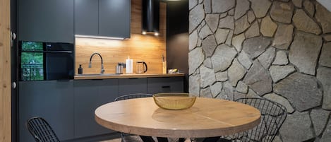 Appartamento Comfort, balcone, vista montagna | Pasti in camera