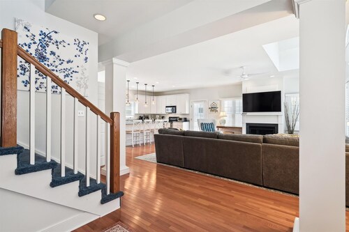 Spacious 4 Bedroom, Sleeps 10. Walk everywhere!