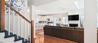 Spacious 4 Bedroom, Sleeps 10. Walk everywhere!