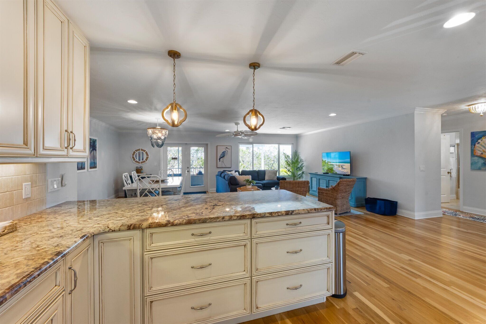 المنشأة من الداخل