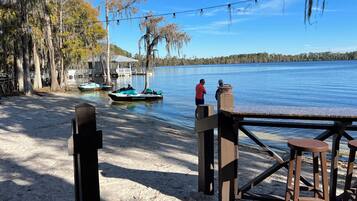 En la playa, camastros y toallas de playa