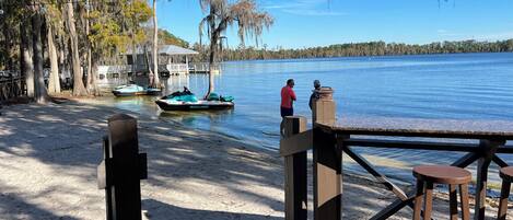 Sur la plage, chaise longue, serviettes de plage