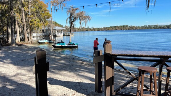 En la playa, camastros y toallas de playa 