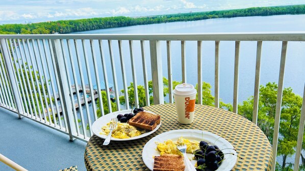Outdoor dining - Amazing Lake View Resort Condo with AC, WiFi and Pet-friendly Beside Disney (Orlando)