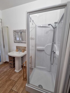 Dutxa, assecador de cabells, bidet i tovalloles 