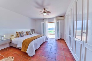 4 bedrooms, desk, iron/ironing board, travel cot - Villa Menkar - Javea (Xàbia)