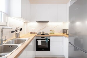 Grand réfrigérateur, micro-ondes, four