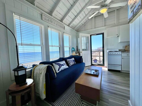 Waterfront Cottage With Lovely Patio (2382)