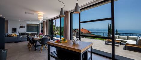 TV connectée, cheminée, chaîne hi-fi