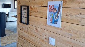 Un mur en bois orné d’une affiche encadrée et d’un panneau indiquant des numéros.