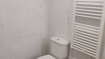 Een douche, een haardroger, handdoeken, zeep