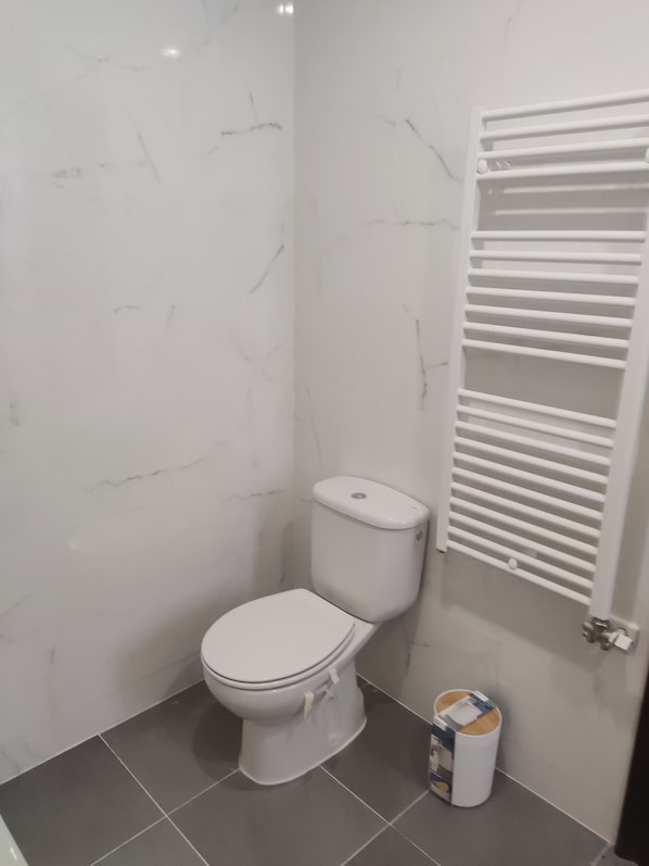Douche, sĂšche-cheveux, serviettes fournies, savon