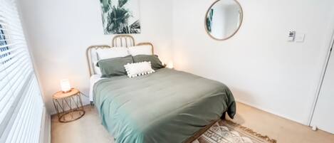 2 bedrooms, internet, bed sheets