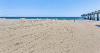 1/2 Mi to Ocean: Sunny Surfside Beach Escape!