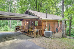 Interior - Cabin w/ Private Hot Tub ~ 7 Mi to Pigeon Forge! (Sevierville)