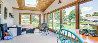 2 Mi to Dtwn Oshkosh: Canal-front Family Getaway!