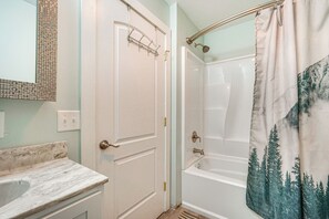 Interior - Wilmington Retreat Near Trails, Skiing & Festivals (Wilmington)