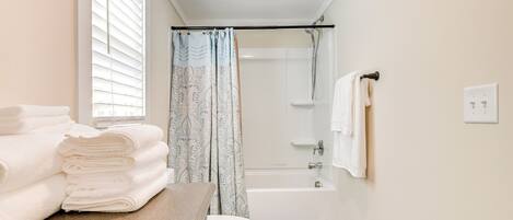 Un baño con inodoro, lavabo, bañera y ducha.