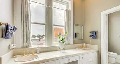 'the Loft' - Historic Dtwn Hondo Apt w/ Balcony