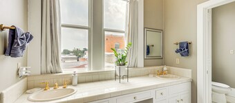 'the Loft' - Historic Dtwn Hondo Apt w/ Balcony