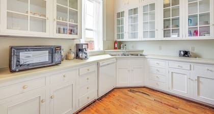 'the Loft' - Historic Dtwn Hondo Apt w/ Balcony