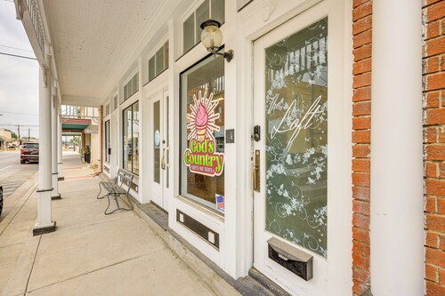 'the Loft' - Historic Dtwn Hondo Apt w/ Balcony