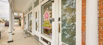 'the Loft' - Historic Dtwn Hondo Apt w/ Balcony