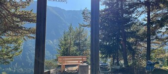 UPSTAIRS, 2 BEDROOMS APARTMENT - small room with 2 single beds