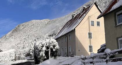 UPSTAIRS, 2 BEDROOMS APARTMENT - small room with double bed