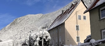 UPSTAIRS, 2 BEDROOMS APARTMENT - small room with double bed