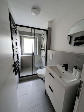 Shower, hair dryer, towels - UPSTAIRS, 2 BEDROOMS APARTMENT - small room with double bed (Bad Bleiberg)