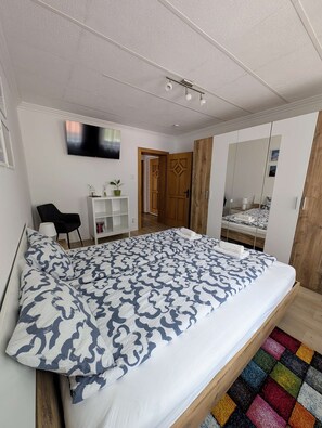 2 bedrooms, WiFi, bed sheets - UPSTAIRS, 2 BEDROOMS APARTMENT - small room with double bed (Bad Bleiberg)