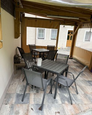 Outdoor dining - UPSTAIRS, 2 BEDROOMS APARTMENT - small room with double bed (Bad Bleiberg)