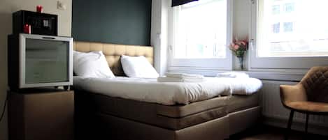 Klassieke kamer, 1 twee- of 2 eenpersoonsbedden, 2 eenpersoonsbedden | Een kluis op de kamer, geluiddichte muren, gratis wifi