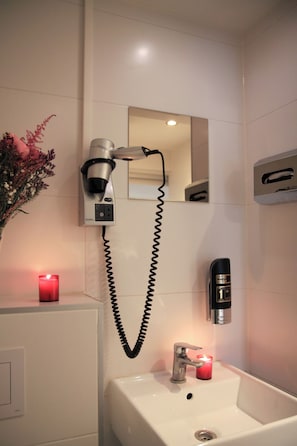 基本三人房 | 客房內保險箱、隔音、免費無線上網