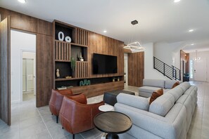 Smart TV, video games, table football - Luxury 9BD/9BA Oasis with Game Room & Theater (Orlando)