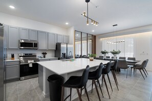 Fridge, microwave, oven, stovetop - Luxury 9BD/9BA Oasis with Game Room & Theater (Orlando)