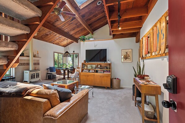 Smart TV, fireplace, offices, computer monitors - Midcentury Modern, Pet Friendly, Hot Tub! (Monte Rio)